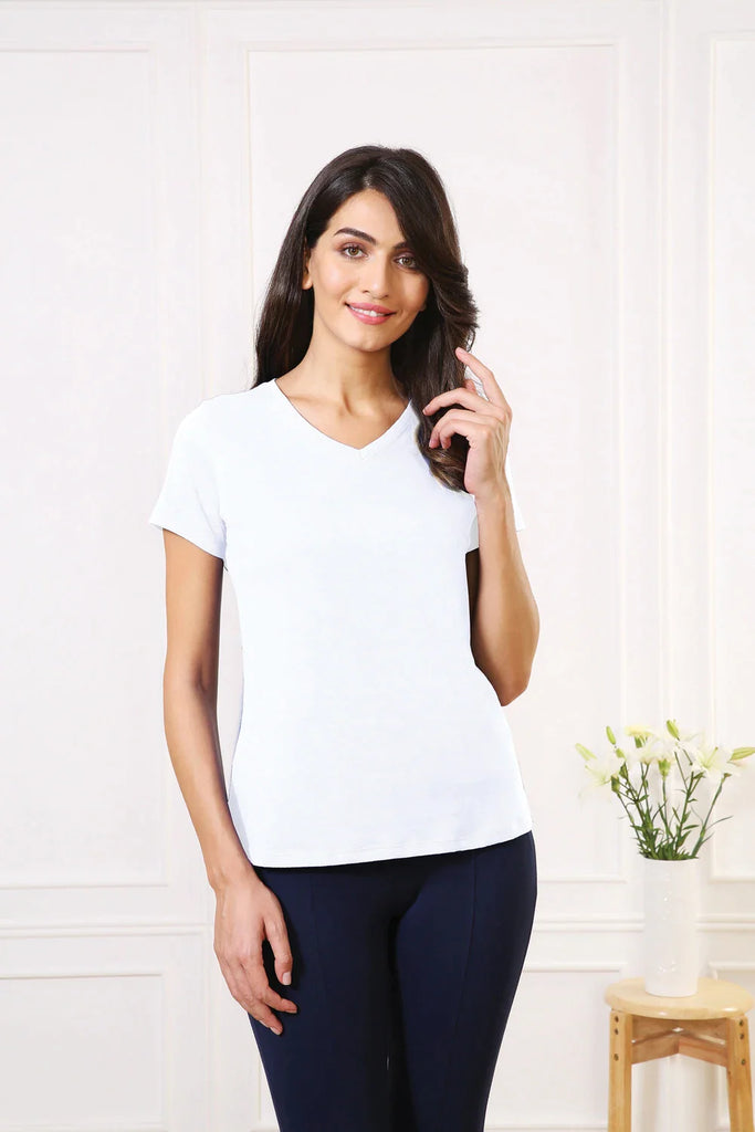 WHITE VANHEUSEN Women's V Neck Tee